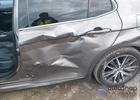 2022 Toyota Camry Xle Hybrid z USA, uszkodzony, nr VIN 4T1F31AK6NU570698